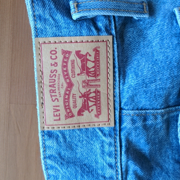 Levi's High Rise Mom Shorts - Picture 4 of 11